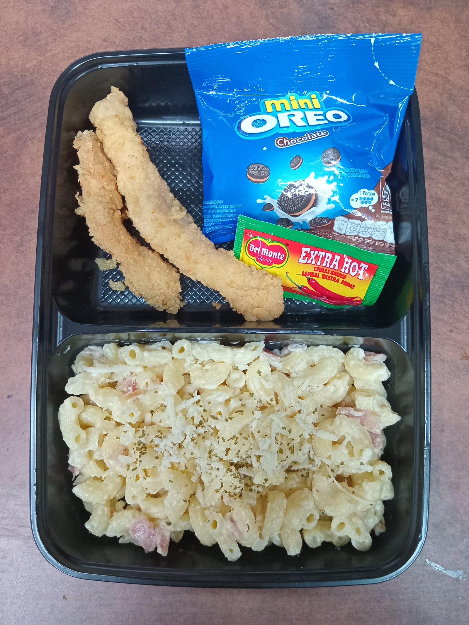 Mac & Cheese w/ Chick Strips & Oreo